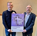 Steffen Mund von Plusgrad und Superintendent Andreas Schwarze mit dem 1. Plakat zum KKT 24 (Plusgrad )
