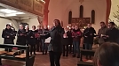 Chorleiterin Dorothee Mitzlaff in Aktion  (Foto: Kirchengemeinde )