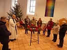In gro&szlig;er Runde um den Adventskranz (Foto: R. Englert)