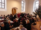 Schlangestehen zum Kaffee in der Kirche (Foto: R. Englert)