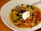 Leckere H&uuml;hnersuppe mit D&ouml;rrobst (Foto: R. Englert)