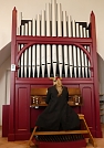 Sie spielte auch die Orgel - mit ihrer h&uuml;bschen neuen roten Farbigkeit (Foto: R. Englert)