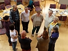 Gespr&auml;che innerhalb der Pfarrbereiche (Foto: R. Englert)
