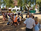 Alle treffen langsam in Elende ein - ein Pilger-Fu&szlig;bad erwartet sie (Foto: R. Englert)