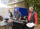 Hinterher brutzelten flei&szlig;ige Griller noch im Pfarrgarten (Foto: R. Englert)