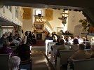 Gut gef&uuml;llte Kirchenb&auml;nke, auch die beiden Emporen waren belegt (Foto: R. Englert)