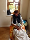 Corina S&auml;nger bei ihrer professionellen Gesichtsmassage (Foto: R. Englert)