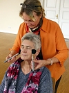 Gesichtsmassage mit gro&szlig;en Pinseln - langsam stellt sich Ruhe ein (Foto: R. Englert)