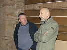Der Glocken- und Uhrenw&auml;chter Herr Pickert (rechts) im Gespr&auml;ch mit Winfried Berger (Foto: R. Englert)