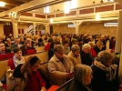 Volle Kirchenb&auml;nke (Foto: Regina Englert)