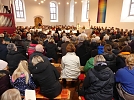 Volle Kirchenb&auml;nke (Foto: Regina Englert)