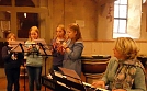 Fl&ouml;tengruppe und Chor in einem (Foto: Regina Englert)
