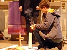Das Entz&uuml;nden der Kerze (Foto: Regina Englert)