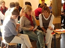 Hinterher vorstellen der Friedensorte in Kleingruppen (Foto: R. Englert)