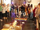 Alle stehen im Kreis zum Engelsegen (Foto: R. Englert)