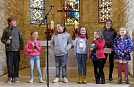 Die Kinder der Kinderstunde erz&auml;hlen von ihren Erlebnissen mit dem Pfarrer (Foto: R. Englert)