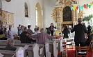 Mit freien B&auml;nken, viel Abstand und familienweiser Sitzanordnung funktioniert auch Familienkirche in Coronazeiten (Foto: KG Bleicherode)
