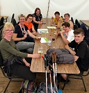 Mit wohlverdienter St&auml;rkung am Ziel (Foto: R. Englert)