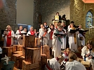 Ein Chor aus vielen Kirchgemeinden der Region kommentiert das Geschehen und unterst&uuml;tzt die Jugendlichen. (Sollstedt) (Foto: Dieter Leidel)