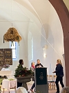 Die anwesenden Mitglieder des Gemeindekirchenrates danken ihrer Vorsitzenden f&uuml;r ihre Arbeit (Foto: Luisa Gr&auml;&szlig;er)