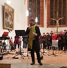 Kathrin Schwarze verk&uuml;ndet das Spendenergebnis (Foto: R. Englert)