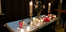 Kerzen werden am Altar entz&uuml;ndet  (Foto: Regina Englert)