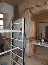 Birte schlie&szlig;t die L&uuml;cken im Lehmputz (Foto: Ulrike Patzelt)
