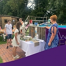 Symbolisches Eingie&szlig;en des Taufwassers ins Woffleber Tauf-Geschirr. Die Taufe war dann ja im Pool! (Foto: Anita Rothensee)