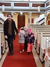 Mit verbundenen Augen erf&uuml;hlten die Kinder Gegenst&auml;nde in der Kirche. Anschlie&szlig;end wurden sie zur Ausgangsposition zur&uuml;ckgef&uuml;hrt und mussten dann ohne Augenbinde suche, was sie erf&uuml;hlt hatten. (Foto: Sch&ouml;nlein)