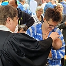 Der J&uuml;ngste wird getauft (Foto: R. Englert)