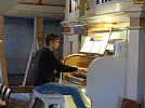 Gregor nutzt bei seinem Vorspiel alle Klangm&ouml;glichkeiten der Bleicher&ouml;der Orgel (Foto: Ulrike Patzelt)