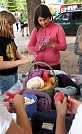 Armb&auml;nder wurden gefilzt mit Frau Tuschy (Foto: R. Englert)