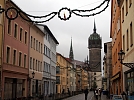 Auf dem Weg zur Stadtkirche - hinter uns die Schlosskirche (Foto: R. Englert)
