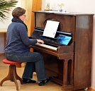 Viola Kremzow am Klavier mit den neuen WGT-Liedern (Foto: R. Englert)