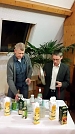 Pfarrer M. Blaszcyk und Pr&auml;dikant Dr. Chr. Maletz einmal bei einem anderen Einsatz - Cocktails mixen f&uuml;r den WGT (Foto: KG Bleicherode)