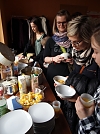 Linsensuppe, Obstsalat, Kokoskuchen, Cocktails, ein H&uuml;hnchen-Reis-Gericht, ein Meeresfr&uuml;chte-Reisgericht und ein Auberginen-Salat luden ein - Niedergebra (Foto: R. Englert)