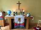 Mit Globus und Orchideen war der Altar in Woffleben geschm&uuml;ckt (Foto: H. J&uuml;ngling)