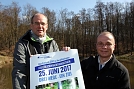 Unser Landrat Matthias Jendricke (links) und Mitinitiator Jochen Lenz tanken schon mal Sonne f&uuml;r die Wanderung! Ein gro&szlig;es Danke dem Landrat und auch an Jessica Piper, die Pressebeauftragte im Landratsamt f&uuml;r die gro&szlig;artige Unterst&uuml;tzung des Harzblick-Wandermarathon!  (Foto: J. Lenz)