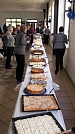 Ein unbeschreibliches Kuchenbuffett - hier vor dem Ansturm - erwartete die G&auml;ste in Urbach (Foto: R. Englert)