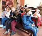 Kinder unserer Zeit am Tisch mit den Reformatoren (Foto: R. Englert)
