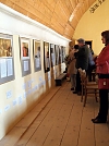 Nach der Auff&uuml;hrung wurde die Ausstellung von Karin Kisker auf der obersten Empore er&ouml;ffnet (Foto: R. Englert)