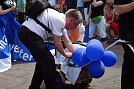 Die Luftballons schw&auml;chelten schon, damit es den Figurentr&auml;gern nicht genauso erging, war Superintendent A. Schwarze immer im Einsatz (Foto: K. Schwarze)