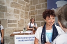 An der Thesent&uuml;r stand Pfarrerin Sabine Wegner und wartete gespannt und fr&ouml;hlich auf die ankommenden Thesen der Kirchentagsbesucher (Foto: M. Schwarze)