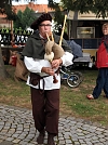 Ein Dudelsackspieler sorgte f&uuml;r mittelalterliche Marktstimmung (Foto: R. Englert)