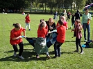 Andere schleppen derweil ihre Teamkollegen &uuml;ber den Sportplatz (Foto: R. Englert)