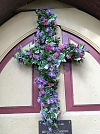 Ein wundersch&ouml;nes Bl&uuml;tenkreuz von unserem Lektor gestiftet  (Foto: Oskar Prophet )