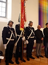 Die Feuerwehr und andere Vereine kamen mit ihren Fahnen in die Kirche eingezogen (Foto: R. Englert)