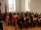Und auch auf der anderen Seite der Kirche - nur noch Stehpl&auml;tze im Angebot (Foto: R. Englert)