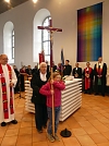 Beim Auszug aus der Kirche darf Helena Herzel das Vortragekreuz tragen (Foto: R. Englert)
