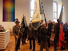 Auch die Sch&uuml;tzen folgen mit ihrer Fahne (Foto: R. Englert)